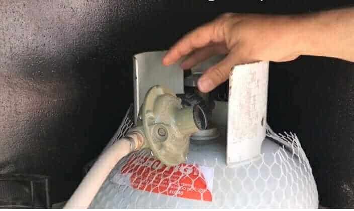 Change the gasbottle in a campervan